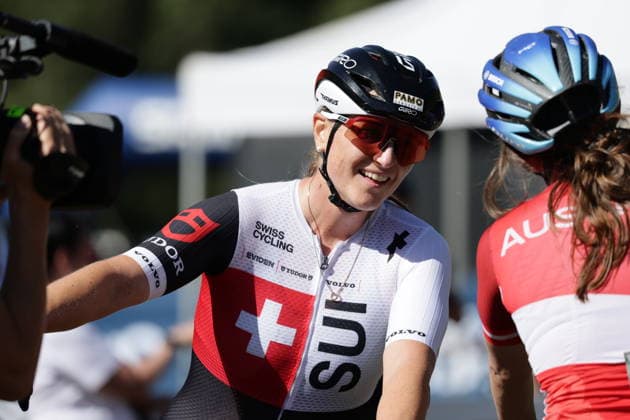 26.08.2026, Daolasa di Commezzadura, Val di Sole Bikeland, 2026 UCI MTB World Championship, WM, Weltmeisterschaft Women Elite s E-MTB XC (E-MTB Cross Country) Kathrin Stirnemann 2 (SUI) 2nd place and silver medal congratulating Anna Spielmann 1 (AUT) 1st place, World Champion and gold medal Daolasa di Commezzadura Val di Sole Bikeland Trento Italy *** August 26, 2026, Daolasa di Commezzadura, Val di Sole Bikeland, 2026 UCI MTB World Championships Women s Elite E MTB XC E MTB Cross Country Kathrin Stirnemann 2 SUI 2nd place and silver medal, congratulating Anna Spielmann 1 AUT 1st place, World Champion and gold medal Daolasa di Commezzadura Val di Sole Bikeland Trento, Italy Copyright: xJustPictures.ch FrancescoxMinghettix jp-en-FrMi-MNG_0398
