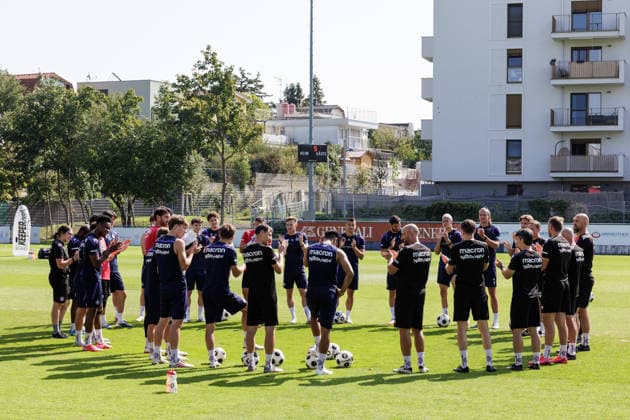 SOCCER - UEFA ECL, A.Wien vs Braga VIENNA,AUSTRIA,26.AUG.26 - SOCCER - UEFA Conference League, play-off, Austria Wien vs Sporting Braga, preview, training A.Wien. Image shows the team of A.Wien clapping for the birthday of Manprit Sarkaria (A.Wien).  GEPAxpictures xArminxRauthner
