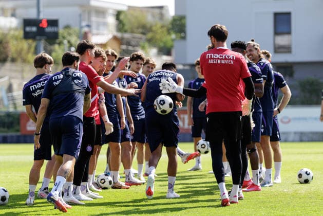 SOCCER - UEFA ECL, A.Wien vs Braga VIENNA,AUSTRIA,26.AUG.26 - SOCCER - UEFA Conference League, play-off, Austria Wien vs Sporting Braga, preview, training A.Wien. Image shows Manprit Sarkaria (A.Wien) and the team of A.Wien.  GEPAxpictures xArminxRauthner