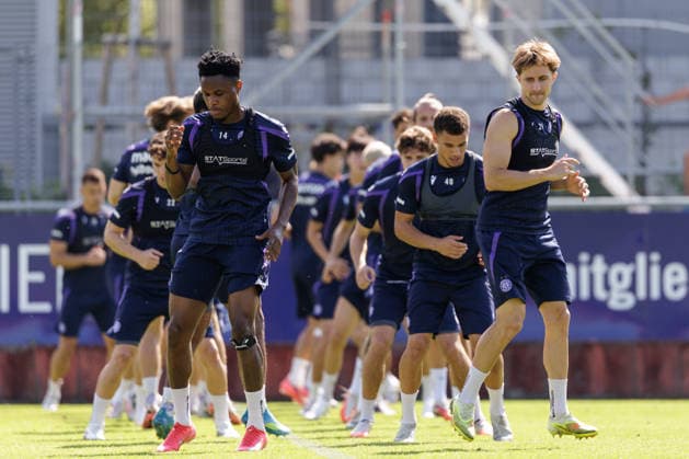 SOCCER - UEFA ECL, A.Wien vs Braga VIENNA,AUSTRIA,26.AUG.26 - SOCCER - UEFA Conference League, play-off, Austria Wien vs Sporting Braga, preview, training A.Wien. Image shows Kelvin Boateng, Daniel Nnodim, Reinhold Ranftl (A.Wien) and the team of A.Wien.  GEPAxpictures xArminxRauthner