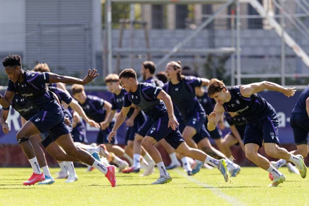 SOCCER - UEFA ECL, A.Wien vs Braga VIENNA,AUSTRIA,26.AUG.26 - SOCCER - UEFA Conference League, play-off, Austria Wien vs Sporting Braga, preview, training A.Wien. Image shows Kelvin Boateng, Daniel Nnodim, Reinhold Ranftl (A.Wien) and the team of A.Wien.  GEPAxpictures xArminxRauthner