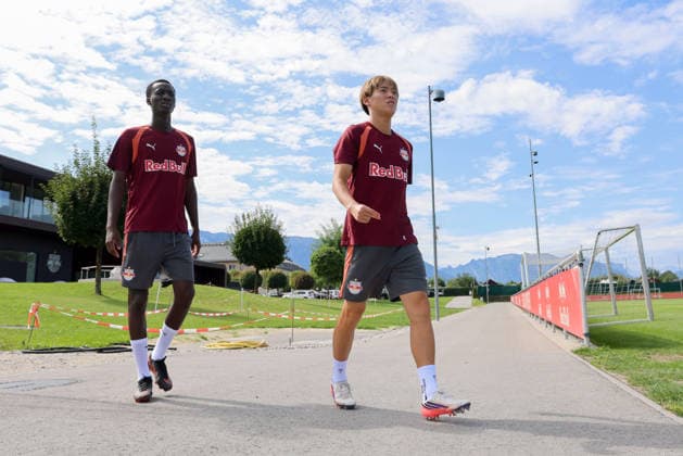 SOCCER - UEFA EL, RBS vs Mjaellby SALZBURG,AUSTRIA,26.AUG.26 - SOCCER - UEFA Europa League, play-off, Red Bull Salzburg vs Mjaellby AIF, preview, training RBS. Image shows Abubakr Barry and Sota Kitano (RBS).  GEPAxpictures xMathiasxMandl