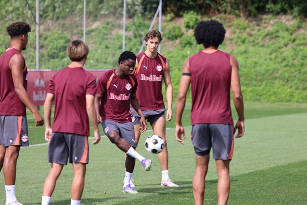 SOCCER - UEFA EL, RBS vs Mjaellby SALZBURG,AUSTRIA,26.AUG.26 - SOCCER - UEFA Europa League, play-off, Red Bull Salzburg vs Mjaellby AIF, preview, training RBS. Image shows Aboubacar Camara and John Mellberg (RBS).  GEPAxpictures xMathiasxMandl