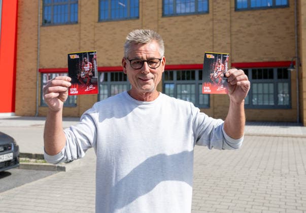 Fußball, Herren, Saison 2026 2027, 1. Bundesliga, 1. FC Union Berlin, Training auf Trainingsplatz II, Ilyas Ansah verließ das Stadion An der Alten Försterei, Autogrammsammler Fred Luchs bekommt noch Autogramme, 26.08.2026, *** Soccer, Men s, 2026–2027 Season, Bundesliga 1, 1. FC Union Berlin, practice on Training Field II, Ilyas Ansah left the An der Alten Försterei stadium, autograph collector Fred Luchs is still getting autographs, August 26, 2026, Copyright: xMatthiasxKochx