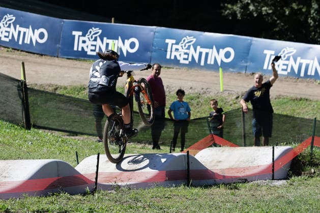 26.08.2026, Daolasa di Commezzadura, Val di Sole Bikeland, 2026 UCI MTB World Championship, WM, Weltmeisterschaft Men Elite s E-MTB XC (E-MTB Cross Country) Wyn Masters 13 (NZL) Daolasa di Commezzadura Val di Sole Bikeland Trento Italy *** August 26, 2026, Daolasa di Commezzadura, Val di Sole Bikeland, 2026 UCI MTB World Championships Men s Elite E MTB XC E MTB Cross Country Wyn Masters 13 NZL Daolasa di Commezzadura Val di Sole Bikeland Trento, Italy Copyright: xJustPictures.ch FrancescoxMinghettix jp-en-FrMi-MNG_0089