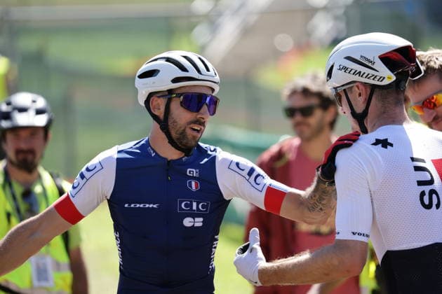 26.08.2026, Daolasa di Commezzadura, Val di Sole Bikeland, 2026 UCI MTB World Championship, WM, Weltmeisterschaft Men Elite s E-MTB XC (E-MTB Cross Country) JÃ rome Gilloux 1 (FRA), 1st place, World Champion and gold medal congratulating Joris Ryf 2 (SUI), 2nd place and silver medal Daolasa di Commezzadura Val di Sole Bikeland Trento Italy *** August 26, 2026, Daolasa di Commezzadura, Val di Sole Bikeland, 2026 UCI MTB World Championships, Men s Elite E MTB XC (E MTB Cross Country): Jérôme Gilloux 1 FRA, 1st place, World Champion and gold medalist congratulating Joris Ryf 2 SUI, 2nd place and silver medalist, Daolasa di Commezzadura, Val di Sole Bikeland, Trento, Italy Copyright: xJustPictures.ch FrancescoxMinghettix jp-en-FrMi-MNG_0313