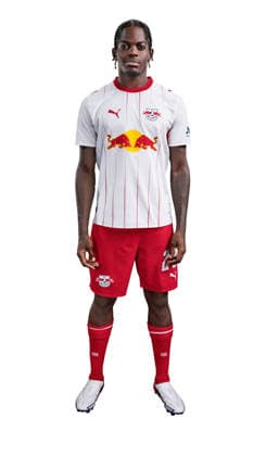 Achtung: Redaktionelle Nutzung honorarfrei - Attention: Free of charge for editorial use - Castello Lukeba - RB Leipzig, Fußball, 1. Bundesliga *** Castello Lukeba - RB Leipzig Soccer, Bundesliga 1 *** Attention: Free of charge for editorial use Castello Lukeba, RB Leipzig, Soccer, Bundesliga 1 *** Castello Lukeba, RB Leipzig, Soccer, Bundesliga 1