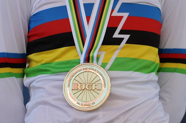 26.08.2026, Daolasa di Commezzadura, Val di Sole Bikeland, 2026 UCI MTB World Championship, WM, Weltmeisterschaft E-MTB XC Medals Ceremony (E-MTB Cross Country) the first gold medal of the World Championship in Val Di Sole Daolasa di Commezzadura Val di Sole Bikeland Trento Italy *** August 26, 2026, Daolasa di Commezzadura, Val di Sole Bikeland, 2026 UCI MTB World Championships – Men’s MTB XC Medals Ceremony – Men’s MTB Cross Country: the first gold medal of the World Championships in Val di Sole, Daolasa di Commezzadura, Val di Sole Bikeland, Trento, Italy Copyright: xJustPictures.ch FrancescoxMinghettix jp-en-FrMi-MNG_0102