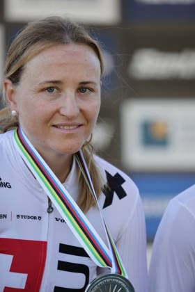 26.08.2026, Daolasa di Commezzadura, Val di Sole Bikeland, 2026 UCI MTB World Championship, WM, Weltmeisterschaft E-MTB XC Medals Ceremony (E-MTB Cross Country) Kathrin Stirnemann 2 (SUI), 2nd place and silver medal of the Women Elite s E-Mtb Cross Country World Championships 2026 Daolasa di Commezzadura Val di Sole Bikeland Trento Italy *** August 26, 2026, Daolasa di Commezzadura, Val di Sole Bikeland, 2026 UCI MTB World Championships E MTB XC Medal Ceremony E MTB Cross Country Kathrin Stirnemann 2 SUI, 2nd place and silver medal at the 2026 Women’s Elite E-MTB Cross Country World Championships in Daolasa di Commezzadura, Val di Sole Bikeland, Trento, Italy Copyright: xJustPictures.ch FrancescoxMinghettix jp-en-FrMi-MNG_0154