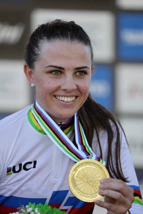26.08.2026, Daolasa di Commezzadura, Val di Sole Bikeland, 2026 UCI MTB World Championship, WM, Weltmeisterschaft E-MTB XC Medals Ceremony (E-MTB Cross Country), Anna Spielmann 1 (AUT), 1st place, World Champion and gold medal of the Women Elite s E-Mtb Cross Country World Championships 2026 Daolasa di Commezzadura Val di Sole Bikeland Trento Italy *** August 26, 2026, Daolasa di Commezzadura, Val di Sole Bikeland, 2026 UCI MTB World Championships Women’s Elite MTB XC Medals Ceremony, Women’s Elite MTB Cross Country, Anna Spielmann 1 AUT, 1st place, World Champion, and gold medalist at the 2026 Women’s Elite E-MTB Cross Country World Championships in Daolasa di Commezzadura, Val di Sole Bikeland, Trento, Italy Copyright: xJustPictures.ch FrancescoxMinghettix jp-en-FrMi-MNG_0158