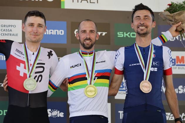 26.08.2026, Daolasa di Commezzadura, Val di Sole Bikeland, 2026 UCI MTB World Championship, WM, Weltmeisterschaft E-MTB XC Medals Ceremony (E-MTB Cross Country) Joris Ryf 2 (SUI), 2nd place and silver medal, JÃ rome Gilloux 1 (FRA), 1st place, World Champion and gold medal and Stephane Tempier 10 (FRA), 3rd place and bronze medal of the Men Elite s E-Mtb Cross Country World Championships 2026 Daolasa di Commezzadura Val di Sole Bikeland Trento Italy *** August 26, 2026, Daolasa di Commezzadura, Val di Sole Bikeland, 2026 UCI MTB World Championships Men’s MTB XC Medals Ceremony Men’s MTB Cross Country: Joris Ryf 2 SUI, 2nd place and silver medal, Jérôme Gilloux 1 FRA, 1st place, World Champion, and gold medal; and Stéphane Tempier 10 FRA, 3rd place and bronze medal at the 2026 Men’s Elite E-MTB Cross Country World Championships in Daolasa di Commezzadura, Val di Sole Bikeland, Trento, Italy Copyright: xJustPictures.ch FrancescoxMinghettix jp-en-FrMi-MNG_0253