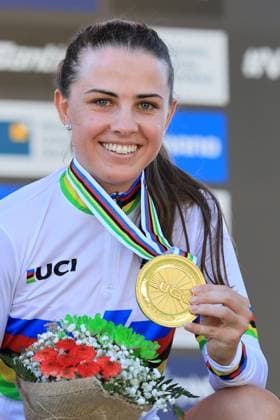 Mountain Bike Cycling World Championships UCI 2026 Pierre Teyssot MAXPPP ; Mountain Bike Cycling World Championships UCI 2026 in Commezzadura on August 26, 2026. E-MTB Cross Country Race, the new World Champion Anna SPIELMANN (AUT) shows her gold medal. Pierre Teyssot Maxppp Commezzadura Val di Sole - Trentino Italy  Copyright: xMAXPPPxPierrexTeyssotx TEY60183 TEY60183