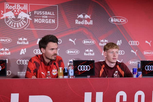 SOCCER - UEFA EL, RBS vs Mjaellby SALZBURG,AUSTRIA,26.AUG.26 - SOCCER - UEFA Europa League, play-off, Red Bull Salzburg vs Mjaellby AIF, preview, press conference, PK, Pressekonferenz RBS. Image shows head coach Danny Roehl and Valentin Sulzbacher (RBS).  GEPAxpictures xMathiasxMandl