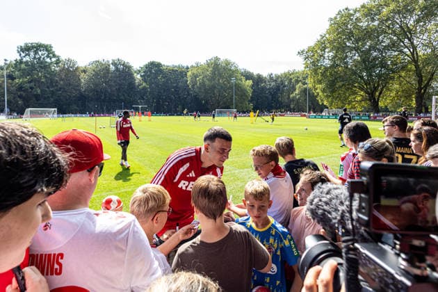 Training, 1.FC Köln, 26.08.2026 Said El Mala (1. FC Köln, 10) macht die Fotos und gibt Autogrammen für Fans und Zuschauer. Training, 1.FC Köln, 26.08.2026 DFL regulations prohibit any use of photographs as image sequences and or quasi video. *** Training, 1. FC Köln, August 26, 2026: Said El Mala of 1. FC Köln, No. 10, takes photos and signs autographs for fans and spectators. Training, 1. FC Köln, August 26, 2026: DFL regulations prohibit any use of photographs as image sequences and or quasi-video Copyright: xBEAUTIFULxSPORTS Buriakovx