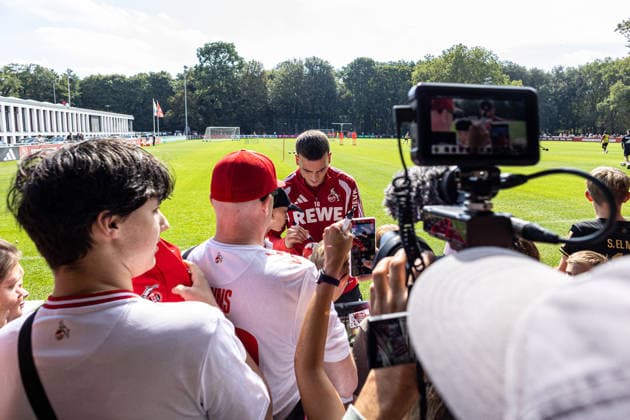 Training, 1.FC Köln, 26.08.2026 Said El Mala (1. FC Köln, 10) macht die Fotos und gibt Autogrammen für Fans und Zuschauer. Training, 1.FC Köln, 26.08.2026 DFL regulations prohibit any use of photographs as image sequences and or quasi video. *** Training, 1. FC Köln, August 26, 2026: Said El Mala of 1. FC Köln, No. 10, takes photos and signs autographs for fans and spectators. Training, 1. FC Köln, August 26, 2026: DFL regulations prohibit any use of photographs as image sequences and or quasi-video Copyright: xBEAUTIFULxSPORTS Buriakovx