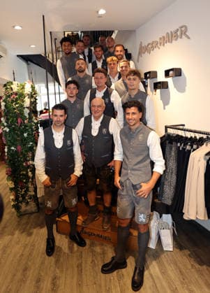 Fussball, Herren, Wiesn Einkleidung, Saison 2026 2027, TSV 1860 München, Trachten Angermaier Hier das Teamfoto, Mannschaftsfoto des TSV 1860 München in Tracht, nach der Einkleidung bei Trachten Angermaier