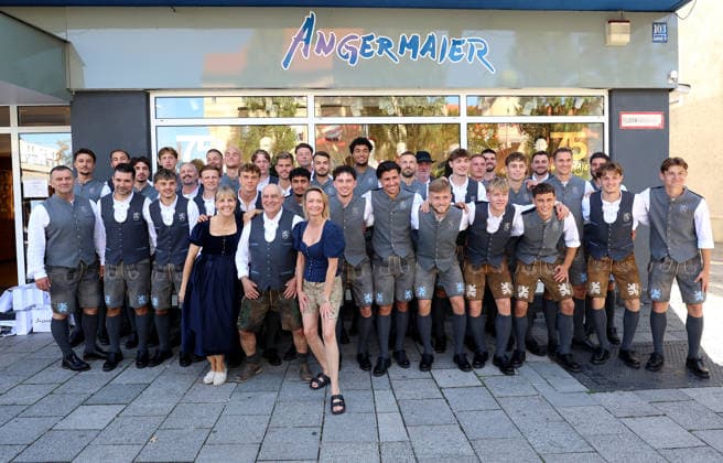 Fussball, Herren, Wiesn Einkleidung, Saison 2026 2027, TSV 1860 München, Trachten Angermaier Hier das Teamfoto, Mannschaftsfoto des TSV 1860 München in Tracht, nach der Einkleidung bei Trachten Angermaier