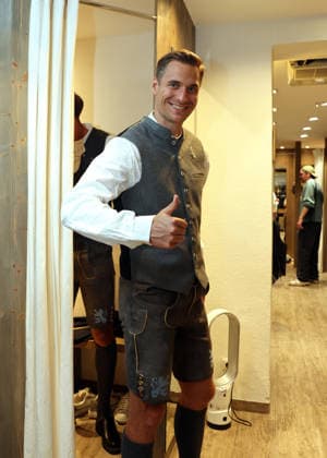 Fussball, Herren, Wiesn Einkleidung, Saison 2026 2027, TSV 1860 München, Trachten Angermaier Dennis Dressel (TSV 1860 München) in Tracht, Lederhose, Daumen hoch