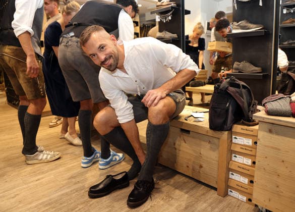 Fussball, Herren, Wiesn Einkleidung, Saison 2026 2027, TSV 1860 München, Trachten Angermaier Felix Weber (TSV 1860 München) beim Anprobieren der Schuhe, in Tracht, Lederhose
