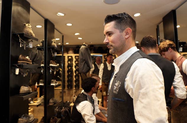 Fussball, Herren, Wiesn Einkleidung, Saison 2026 2027, TSV 1860 München, Trachten Angermaier Alper Kayabunar, Trainer (TSV 1860 München) in Tracht, Lederhose vor dem Spiegel stehend
