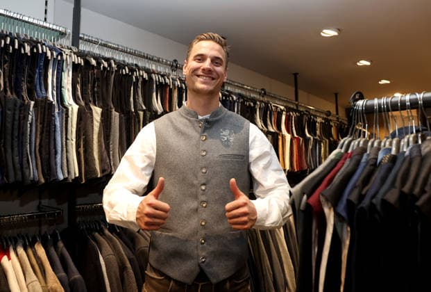 Fussball, Herren, Wiesn Einkleidung, Saison 2026 2027, TSV 1860 München, Trachten Angermaier Dennis Dressel (TSV 1860 München) beide Daumen nach oben in Tracht, Lederhose