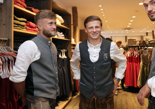 Fussball, Herren, Wiesn Einkleidung, Saison 2026 2027, TSV 1860 München, Trachten Angermaier Matthew Collins (TSV 1860 München) (li.) mit Moritz Seiffert (TSV 1860 München) (re.) in Tracht, Lederhose stehend