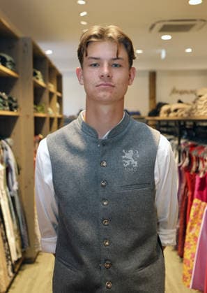 Fussball, Herren, Wiesn Einkleidung, Saison 2026 2027, TSV 1860 München, Trachten Angermaier Raphael Ott (TSV 1860 München) in Tracht, Lederhose, Kopf, Portrait, Oberkörper