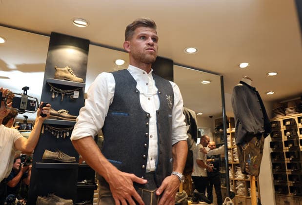 Fussball, Herren, Wiesn Einkleidung, Saison 2026 2027, TSV 1860 München, Trachten Angermaier Florian Niederlechner (TSV 1860 München) in Tracht, Lederhose, beim Anprobieren