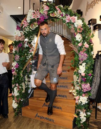 Fussball, Herren, Wiesn Einkleidung, Saison 2026 2027, TSV 1860 München, Trachten Angermaier Felix Weber (TSV 1860 München) kommt die Treppe herunter, in Tracht, Lederhose