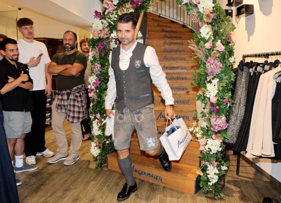 Fussball, Herren, Wiesn Einkleidung, Saison 2026 2027, TSV 1860 München, Trachten Angermaier Alper Kayabunar, Trainer (TSV 1860 München) in Tracht, Lederhose und Einkaufstäschchen