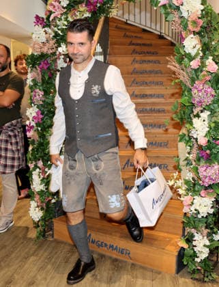Fussball, Herren, Wiesn Einkleidung, Saison 2026 2027, TSV 1860 München, Trachten Angermaier Alper Kayabunar, Trainer (TSV 1860 München) in Tracht, Lederhose