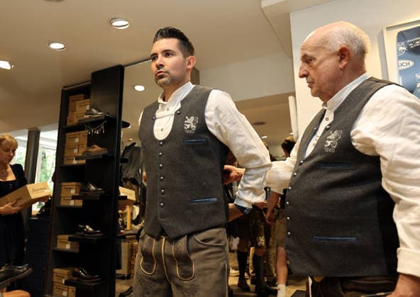 Fussball, Herren, Wiesn Einkleidung, Saison 2026 2027, TSV 1860 München, Trachten Angermaier Alper Kayabunar, Trainer (TSV 1860 München) beim Anprobieren in Tracht, Lederhose, hier mit Axel Munz
