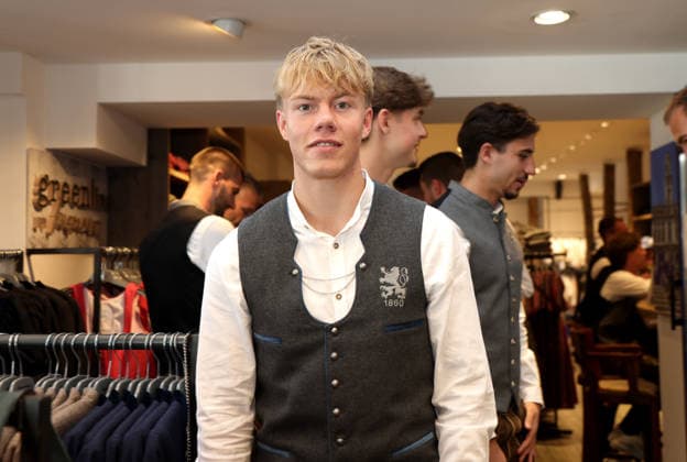 Fussball, Herren, Wiesn Einkleidung, Saison 2026 2027, TSV 1860 München, Trachten Angermaier Fabio Wagner (TSV 1860 München) in Tracht, Lederhose