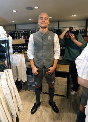 Fussball, Herren, Wiesn Einkleidung, Saison 2026 2027, TSV 1860 München, Trachten Angermaier Lasse Fassmann (TSV 1860 München) in Tracht, Lederhose