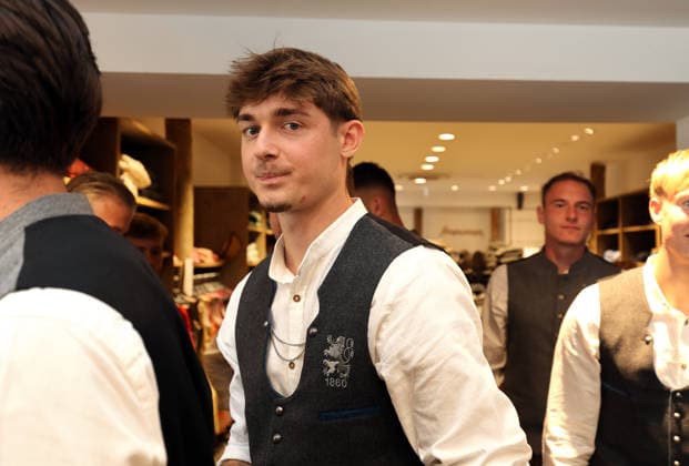 Fussball, Herren, Wiesn Einkleidung, Saison 2026 2027, TSV 1860 München, Trachten Angermaier Noah Klose (TSV 1860 München) in Tracht, Lederhose