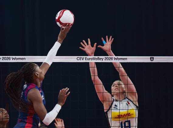 260826 Brooklyn Eva Elouga of France and Sarah Luisa Fahr of Italy during the CEV EuroVolley 2026 group stage volleyball match between France and Italy on August 26, 2026 in Gothenburg. Photo: Mathias Bergeld BILDBYRAN kod MB MB1407 volleyboll volleyball cev eurovolley 2026 volleyboll-em france italy day 6 dam bbeng frankrike italien women kvinnerfrankrike france Copyright: MATHIASxBERGELD BB260826MB005