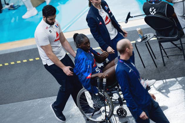 260826 Halimatou Bah of France leaves the pitch after being injured during the CEV EuroVolley 2026 group stage volleyball match between France and Italy on August 26, 2026 in Gothenburg. Photo: Mathias Bergeld BILDBYRAN kod MB MB1407 volleyboll volleyball cev eurovolley 2026 volleyboll-em france italy day 6 dam bbeng frankrike italien women kvinnerskada frankrike france Copyright: MATHIASxBERGELD BB260826MB015