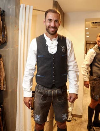 Fussball, Herren, Wiesn Einkleidung, Saison 2026 2027, TSV 1860 München, Trachten Angermaier Michael Eberwein (TSV 1860 München) stehend in Tracht, Lederhose