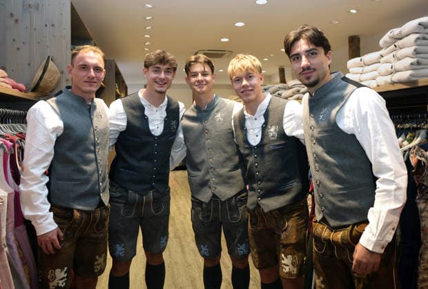 Fussball, Herren, Wiesn Einkleidung, Saison 2026 2027, TSV 1860 München, Trachten Angermaier Stefan Musa (TSV 1860 München) mit Noah Klose (TSV 1860 München), Raphael Ott (TSV 1860 München), Fabio Wagner (TSV 1860 München) und Cristian Leone (TSV 1860 München) (v.l.n.r.) in Tracht, Lederhose