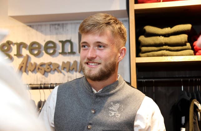 Fussball, Herren, Wiesn Einkleidung, Saison 2026 2027, TSV 1860 München, Trachten Angermaier Matthew Collins (TSV 1860 München) in Tracht, Lederhose
