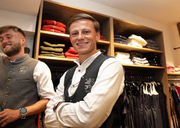 Fussball, Herren, Wiesn Einkleidung, Saison 2026 2027, TSV 1860 München, Trachten Angermaier Moritz Seiffert (TSV 1860 München) in Tracht, Lederhose