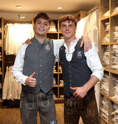 Fussball, Herren, Wiesn Einkleidung, Saison 2026 2027, TSV 1860 München, Trachten Angermaier Emre Erdogan (TSV 1860 München) (li.) mit Julian Bell (TSV 1860 München) (re.) in Tracht, Lederhose
