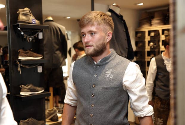 Fussball, Herren, Wiesn Einkleidung, Saison 2026 2027, TSV 1860 München, Trachten Angermaier Matthew Collins (TSV 1860 München) in Tracht, Lederhose