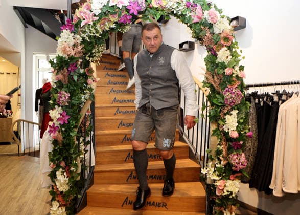 Fussball, Herren, Wiesn Einkleidung, Saison 2026 2027, TSV 1860 München, Trachten Angermaier Manfred Paula, Geschäftsführer (TSV 1860 München) in Tracht, Lederhose