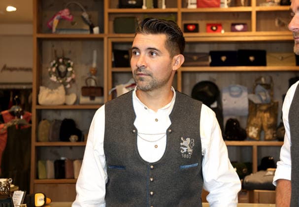 Fussball, Herren, Wiesn Einkleidung, Saison 2026 2027, TSV 1860 München, Trachten Angermaier Alper Kayabunar, Trainer (TSV 1860 München) in Tracht, Lederhose