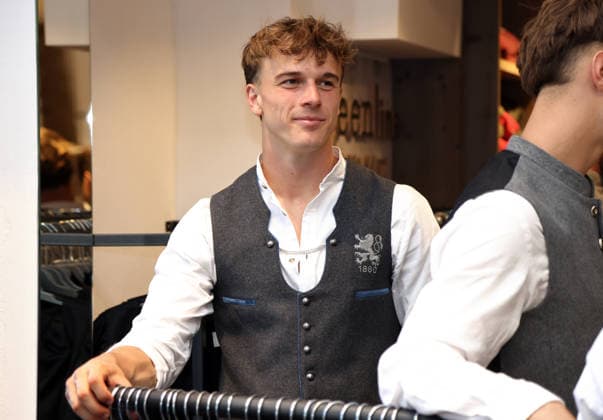 Fussball, Herren, Wiesn Einkleidung, Saison 2026 2027, TSV 1860 München, Trachten Angermaier Julian Bell (TSV 1860 München) in Tracht, Lederhose