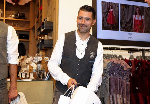 Fussball, Herren, Wiesn Einkleidung, Saison 2026 2027, TSV 1860 München, Trachten Angermaier Alper Kayabunar, Trainer (TSV 1860 München) in Tracht, Lederhose, lächelt, lächelnd