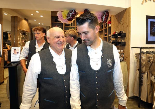 Fussball, Herren, Wiesn Einkleidung, Saison 2026 2027, TSV 1860 München, Trachten Angermaier Axel Munz (li.) mit Alper Kayabunar, Trainer (TSV 1860 München) (re.) in Tracht, Lederhose