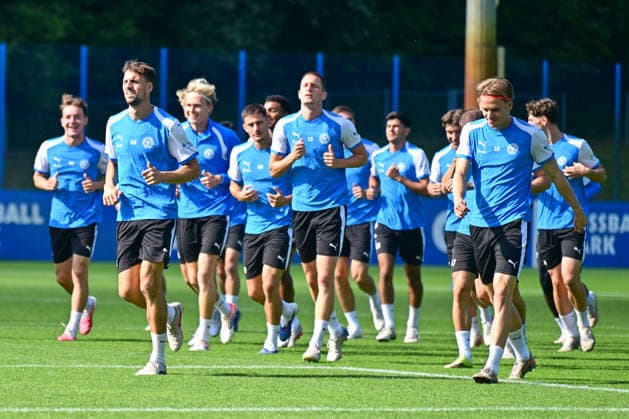 26.08.2026, Fußball, Herren, 2.BL, Saison 2026 2027, Training Holstein Kiel Kapitän Jonas Meffert läuft vorweg Kiel, Projensdorf Projensdorf, Trainigsplatz Schleswig-Holstein Deutschland *** August 26, 2026, Soccer, Men s, 2nd Division, 2026–2027 Season, Holstein Kiel Captain Jonas Meffert leads the way in training; Kiel, Projensdorf, Projensdorf, Training Field, Schleswig-Holstein, Germany