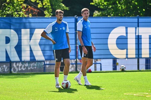 26.08.2026, Fußball, Herren, 2.BL, Saison 2026 2027, Training Holstein Kiel Kapitän Jonas Meffert mit Marko Ivezic (re.) Kiel, Projensdorf Projensdorf, Trainigsplatz Schleswig-Holstein Deutschland *** August 26, 2026, Soccer, Men s, 2nd Division, 2026–2027 Season, Holstein Kiel captain Jonas Meffert training with Marko Ivezic in Kiel, Projensdorf, Projensdorf, Training Ground, Schleswig-Holstein, Germany